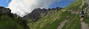 16 Panoramica dal sent. 501-Col dei Brassamonti verso il roccioso versante nord-est dell'Alben 